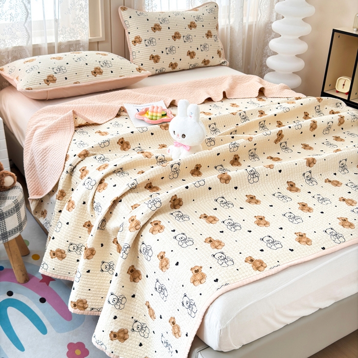 91家纺网 家纺一手货源 找家纺 橙子家居 2024新款A类木棉印花夹层新疆棉花四季款床盖三件套 小熊派对