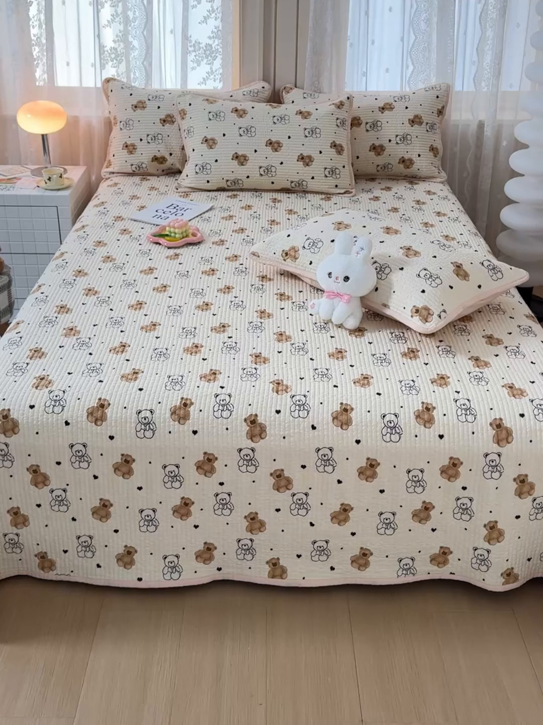 91家纺网 家纺一手货源 找家纺 橙子家居 2024新款A类木棉印花夹层新疆棉花四季款床盖三件套 小熊派对