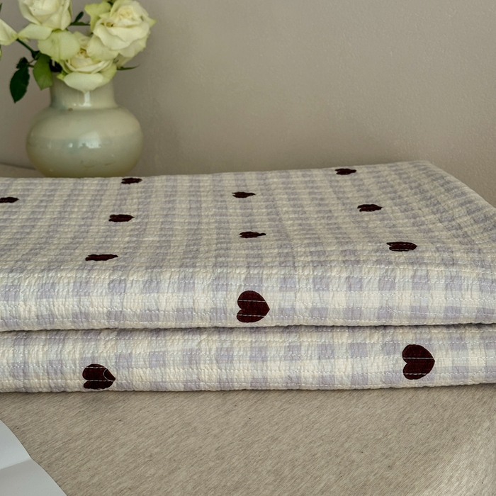 91家纺网 家纺一手货源 找家纺 橙子家居 2024新款A类高温砂洗木棉印花床盖三件套夹层新疆棉花四季款-实拍图 爱心格