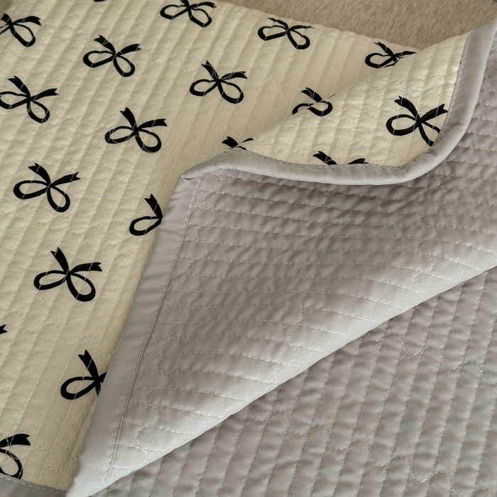 91家纺网 家纺一手货源 找家纺 橙子家居 2024新款A类高温砂洗木棉印花床盖三件套夹层新疆棉花四季款-实拍图 蝴蝶结