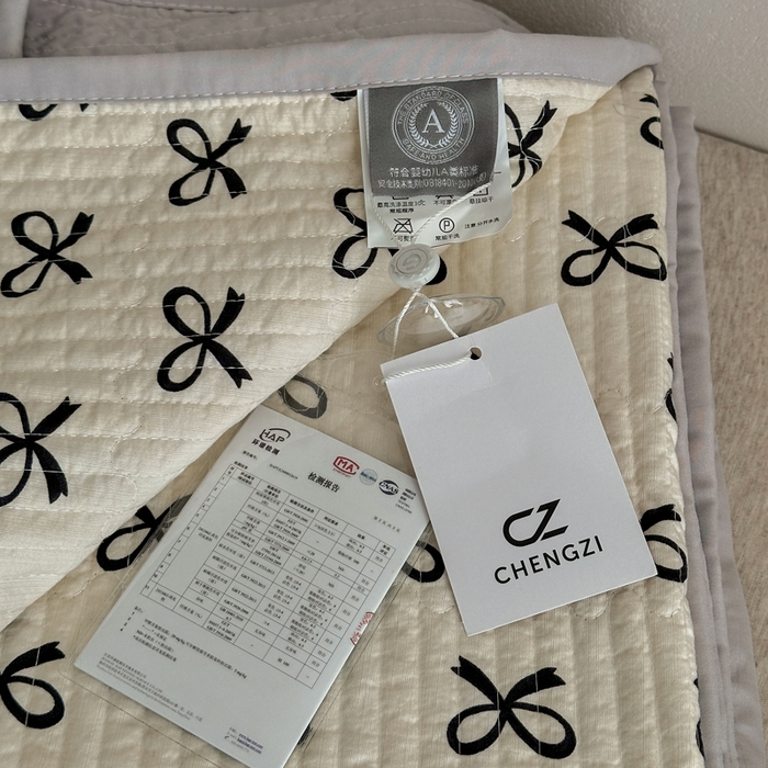 91家纺网 家纺一手货源 找家纺 橙子家居 2024新款A类高温砂洗木棉印花床盖三件套夹层新疆棉花四季款-实拍图 蝴蝶结