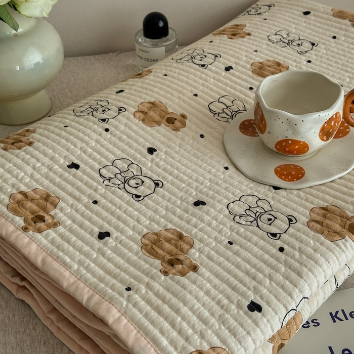 91家纺网 家纺一手货源 找家纺 橙子家居 2024新款A类高温砂洗木棉印花床盖三件套夹层新疆棉花四季款-实拍图 小熊派对