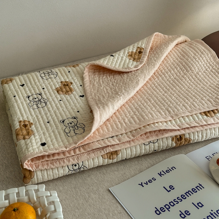 91家纺网 家纺一手货源 找家纺 橙子家居 2024新款A类高温砂洗木棉印花床盖三件套夹层新疆棉花四季款-实拍图 小熊派对