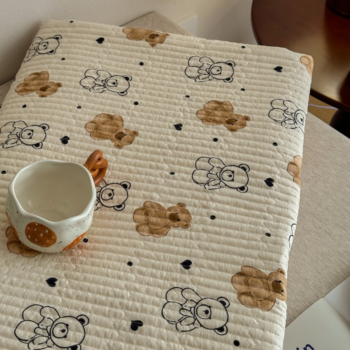 91家纺网 家纺一手货源 找家纺 橙子家居 2024新款A类高温砂洗木棉印花床盖三件套夹层新疆棉花四季款-实拍图 小熊派对