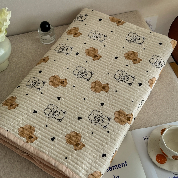 91家纺网 家纺一手货源 找家纺 橙子家居 2024新款A类高温砂洗木棉印花床盖三件套夹层新疆棉花四季款-实拍图 小熊派对