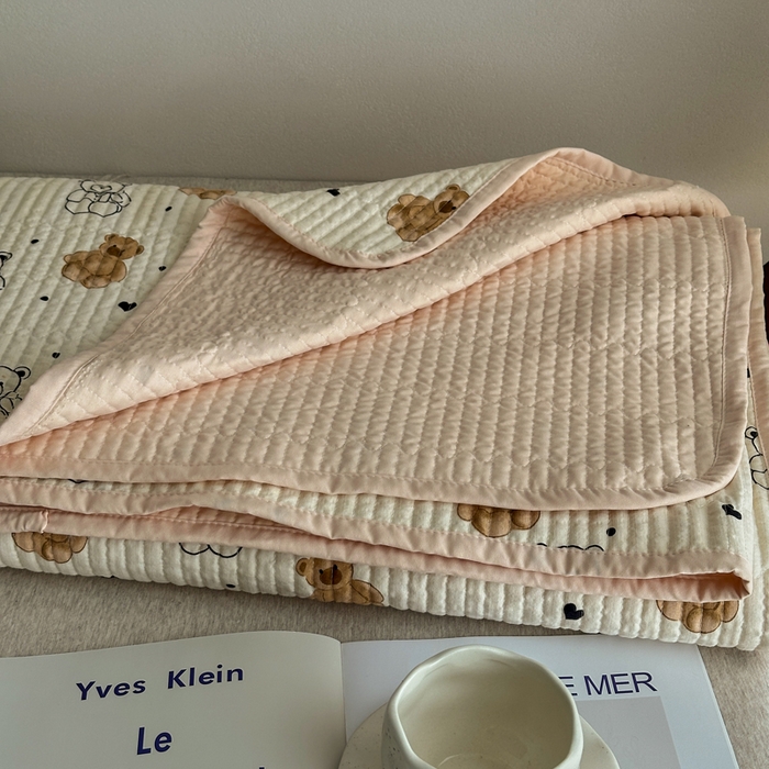 91家纺网 家纺一手货源 找家纺 橙子家居 2024新款A类高温砂洗木棉印花床盖三件套夹层新疆棉花四季款-实拍图 小熊派对