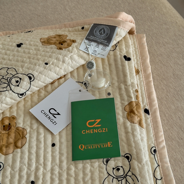 91家纺网 家纺一手货源 找家纺 橙子家居 2024新款A类高温砂洗木棉印花床盖三件套夹层新疆棉花四季款-实拍图 小熊派对