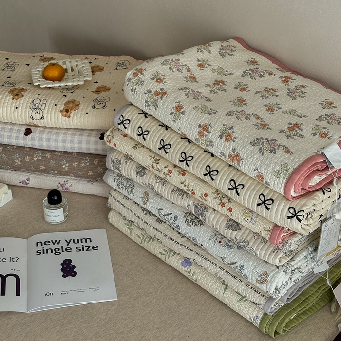 91家纺网 家纺一手货源 找家纺 橙子家居 2024新款A类高温砂洗木棉印花床盖三件套夹层新疆棉花四季款-实拍图 组合图仅供展示