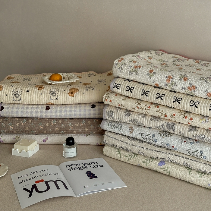 91家纺网 家纺一手货源 找家纺 橙子家居 2024新款A类高温砂洗木棉印花床盖三件套夹层新疆棉花四季款-实拍图 组合图仅供展示