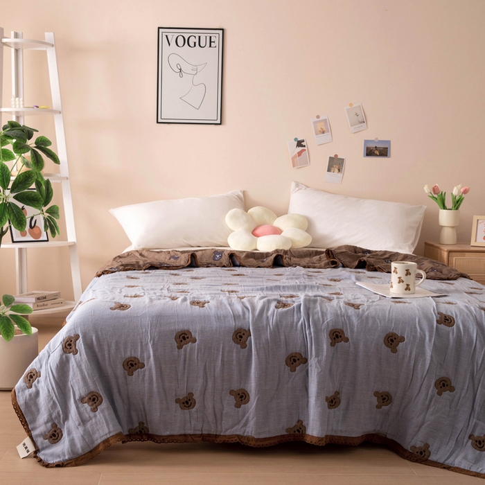 91家纺网 家纺一手货源 找家纺 橙子家居 2024新款韩国泡芙被纯棉五层纱布空调被夏凉被 春秋被 熊仔安眠