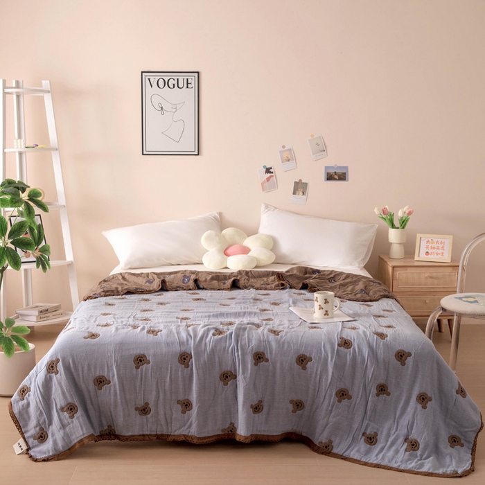 91家纺网 家纺一手货源 找家纺 橙子家居 2024新款韩国泡芙被纯棉五层纱布空调被夏凉被 春秋被 熊仔安眠