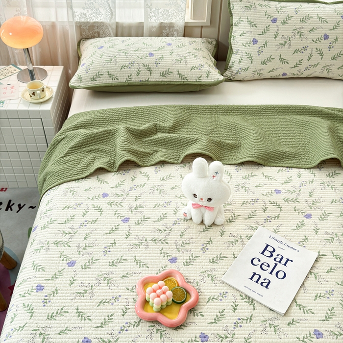 91家纺网 家纺一手货源 找家纺 橙子家居 2024新款A类木棉印花床盖三件套四季款夹层新疆棉花 春天里