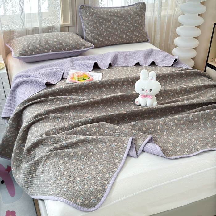 91家纺网 家纺一手货源 找家纺 橙子家居 2024新款A类木棉印花床盖三件套四季款夹层新疆棉花 含苞待放