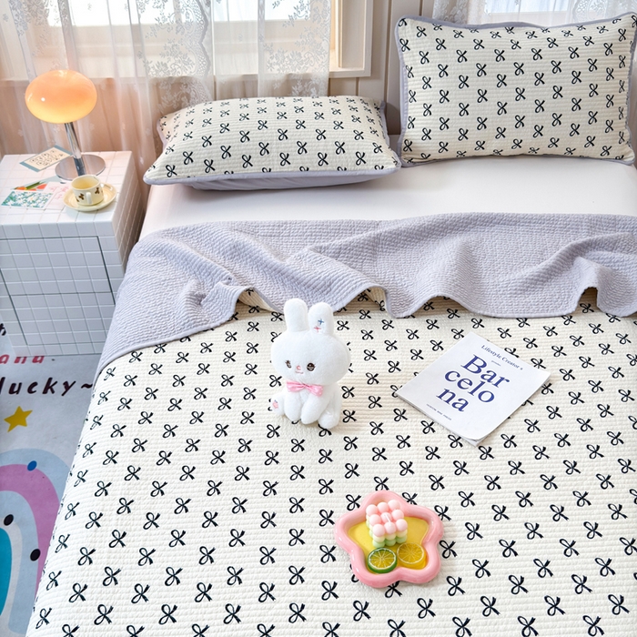 91家纺网 家纺一手货源 找家纺 橙子家居 2024新款A类木棉印花床盖三件套四季款夹层新疆棉花 蝴蝶结