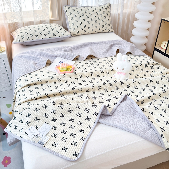 91家纺网 家纺一手货源 找家纺 橙子家居 2024新款A类木棉印花床盖三件套四季款夹层新疆棉花 蝴蝶结