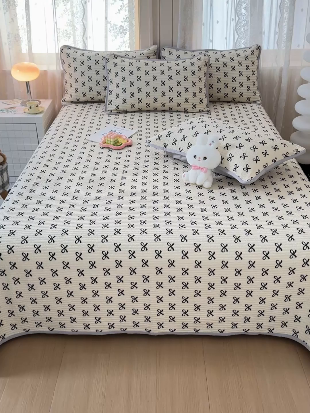 91家纺网 家纺一手货源 找家纺 橙子家居 2024新款A类木棉印花床盖三件套四季款夹层新疆棉花 蝴蝶结