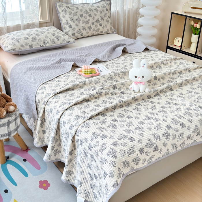 91家纺网 家纺一手货源 找家纺 橙子家居 2024新款A类木棉印花床盖三件套四季款夹层新疆棉花 锦上添花