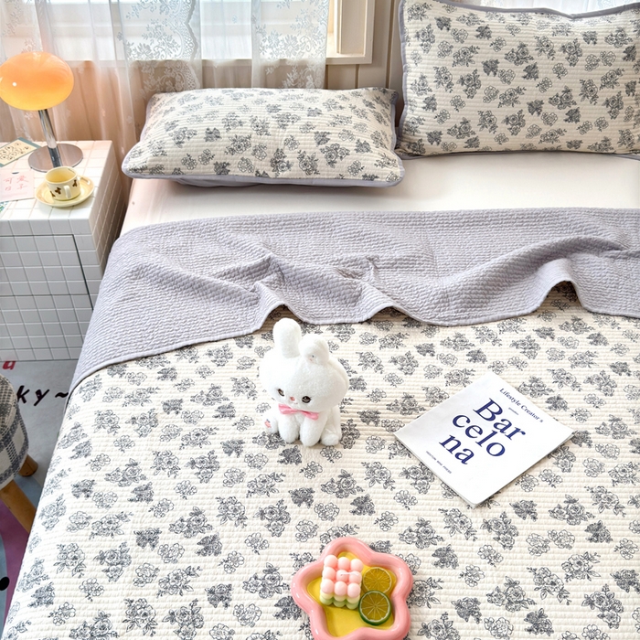 91家纺网 家纺一手货源 找家纺 橙子家居 2024新款A类木棉印花床盖三件套四季款夹层新疆棉花 锦上添花