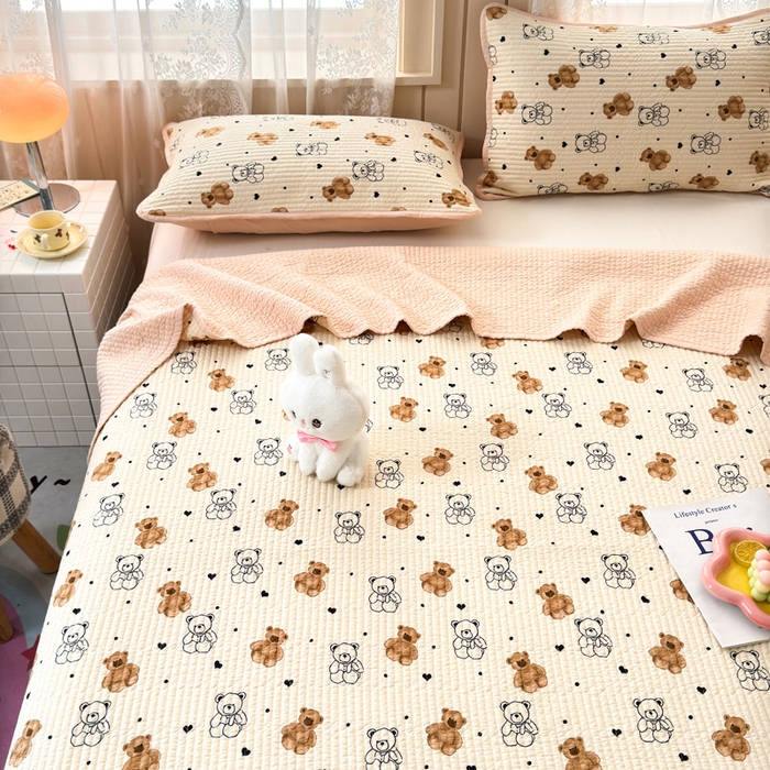 91家纺网 家纺一手货源 找家纺 橙子家居 2024新款A类木棉印花床盖三件套四季款夹层新疆棉花 小熊派对