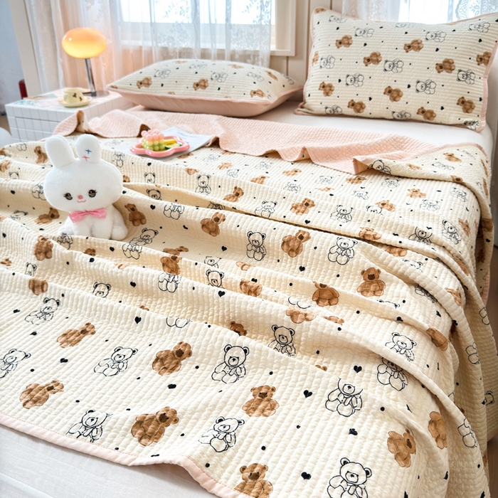 91家纺网 家纺一手货源 找家纺 橙子家居 2024新款A类木棉印花床盖三件套四季款夹层新疆棉花 小熊派对