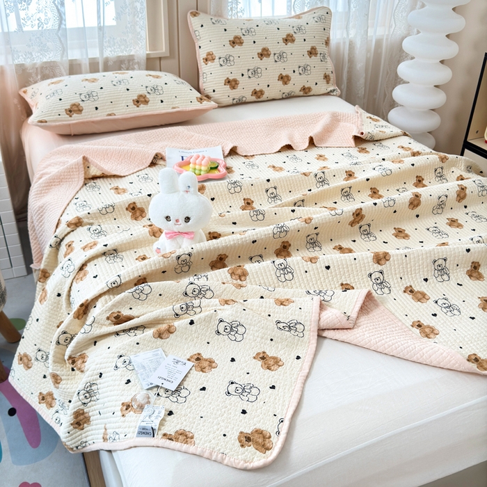 91家纺网 家纺一手货源 找家纺 橙子家居 2024新款A类木棉印花床盖三件套四季款夹层新疆棉花 小熊派对