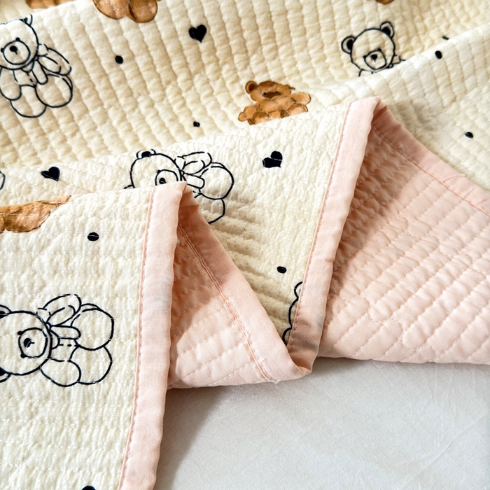 91家纺网 家纺一手货源 找家纺 橙子家居 2024新款A类木棉印花床盖三件套四季款夹层新疆棉花 小熊派对