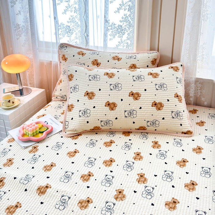 91家纺网 家纺一手货源 找家纺 橙子家居 2024新款A类木棉印花床盖三件套四季款夹层新疆棉花 小熊派对