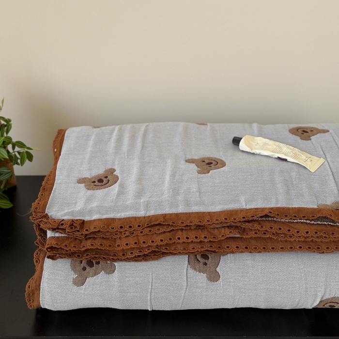 91家纺网 家纺一手货源 找家纺 橙子家居 2025新款韩国泡芙被纯棉五层纱布夏被夏凉被空调被 熊仔安眠