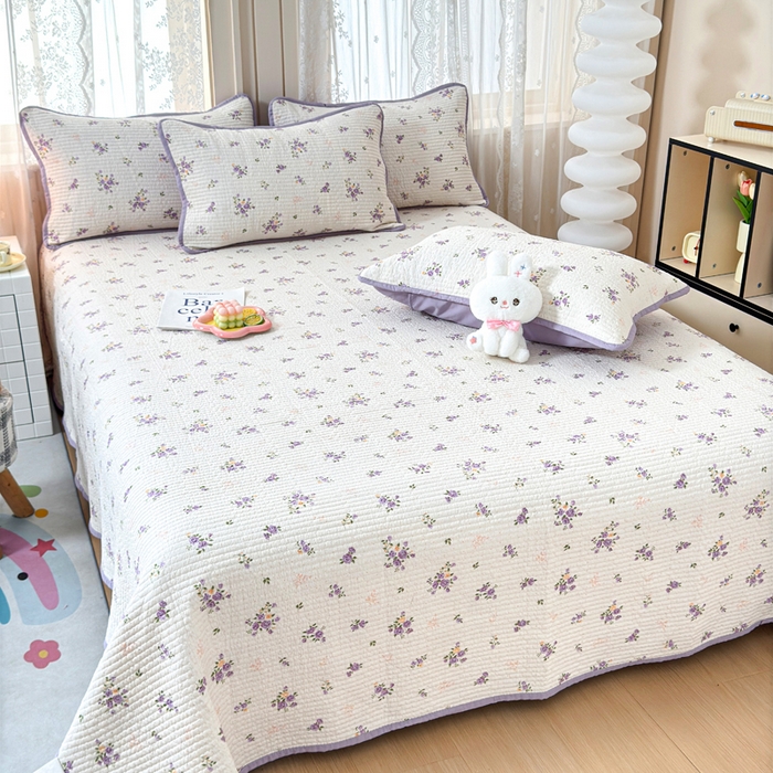 91家纺网 家纺一手货源 找家纺 橙子家居 2024新款A类木棉印花床盖三件套四季款夹层新疆棉花 紫玫瑰