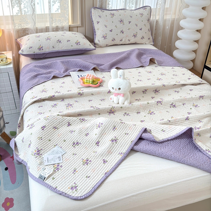 91家纺网 家纺一手货源 找家纺 橙子家居 2024新款A类木棉印花床盖三件套四季款夹层新疆棉花 紫玫瑰