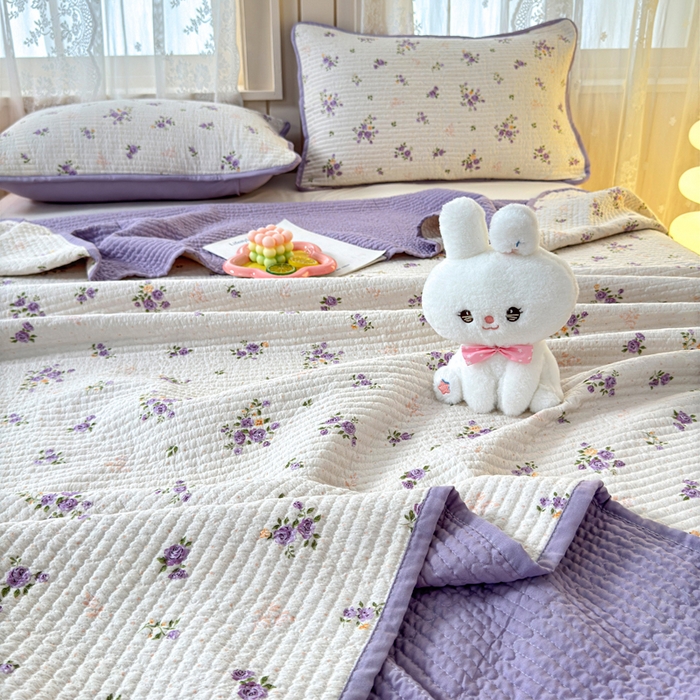 91家纺网 家纺一手货源 找家纺 橙子家居 2024新款A类木棉印花床盖三件套四季款夹层新疆棉花 紫玫瑰