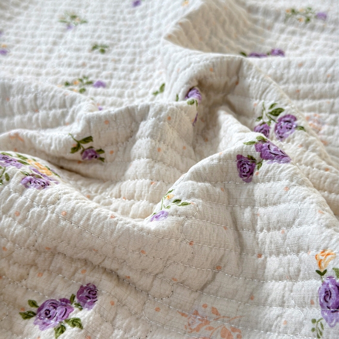 91家纺网 家纺一手货源 找家纺 橙子家居 2024新款A类木棉印花床盖三件套四季款夹层新疆棉花 紫玫瑰