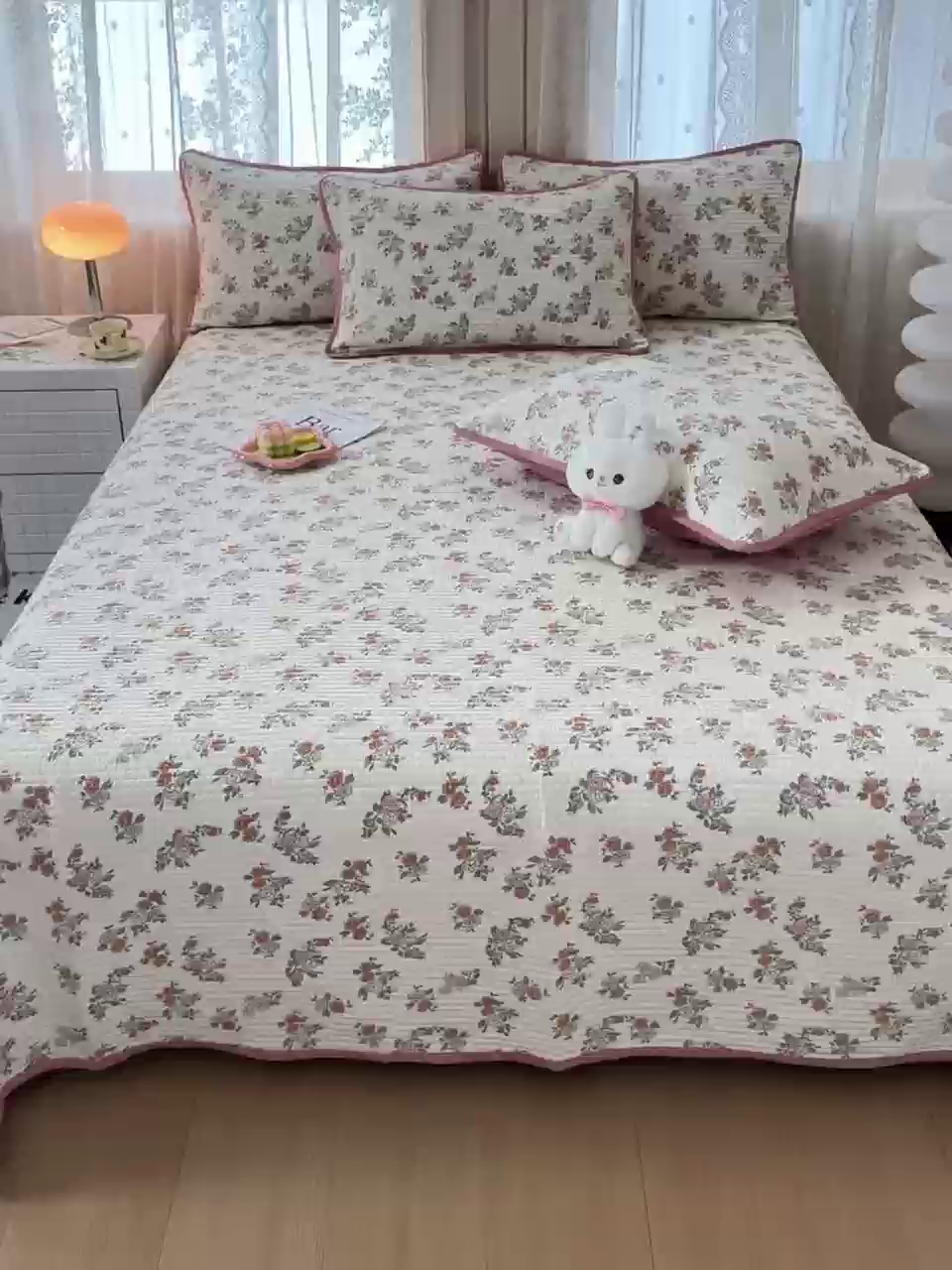 91家纺网 家纺一手货源 找家纺 橙子家居 2024新款A类木棉印花床盖三件套四季款夹层新疆棉花 紫玫瑰