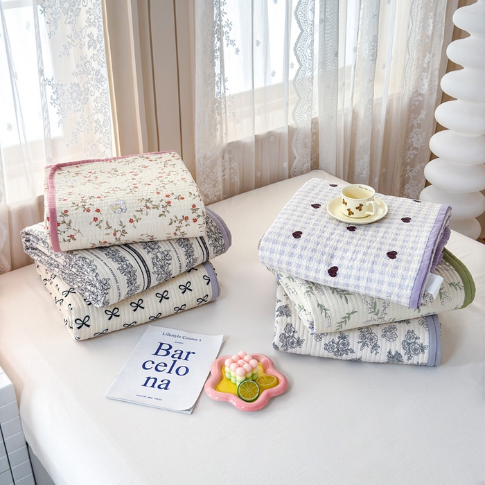 91家纺网 家纺一手货源 找家纺 橙子家居 2024新款A类木棉印花床盖三件套四季款夹层新疆棉花 组合图仅供展示