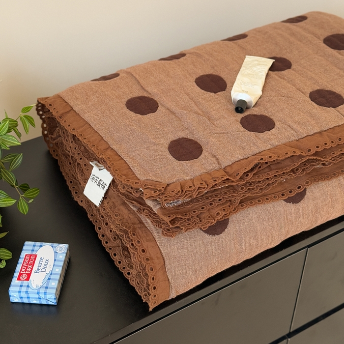 91家纺网 家纺一手货源 找家纺 橙子家居 2025新款韩国泡芙被纯棉五层纱布夏被夏凉被空调被 圆点咖