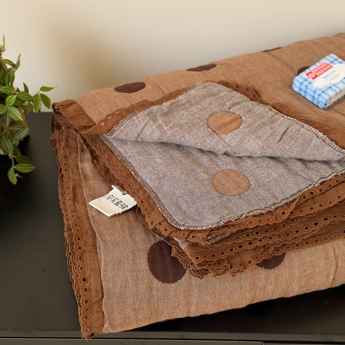 91家纺网 家纺一手货源 找家纺 橙子家居 2025新款韩国泡芙被纯棉五层纱布夏被夏凉被空调被 圆点咖