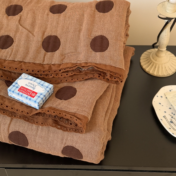 91家纺网 家纺一手货源 找家纺 橙子家居 2025新款韩国泡芙被纯棉五层纱布夏被夏凉被空调被 圆点咖