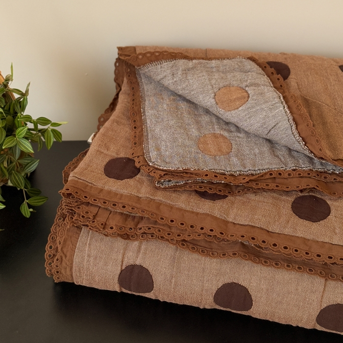 91家纺网 家纺一手货源 找家纺 橙子家居 2025新款韩国泡芙被纯棉五层纱布夏被夏凉被空调被 圆点咖