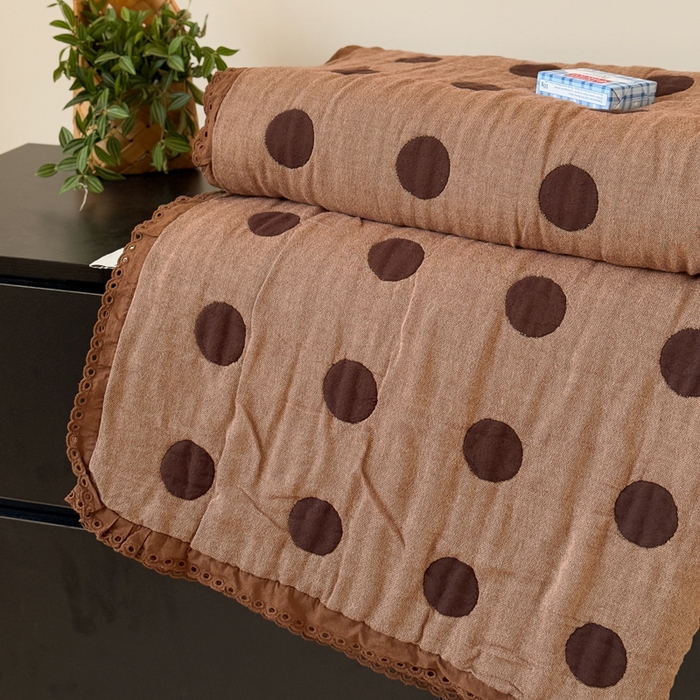 91家纺网 家纺一手货源 找家纺 橙子家居 2025新款韩国泡芙被纯棉五层纱布夏被夏凉被空调被 圆点咖