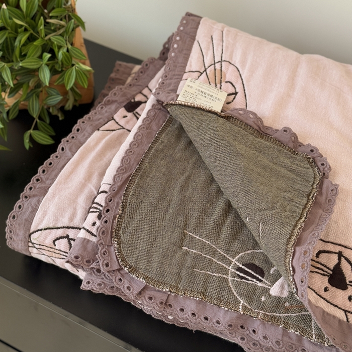 91家纺网 家纺一手货源 找家纺 橙子家居 2025新款韩国泡芙被纯棉五层纱布夏被夏凉被空调被 长胡须喵