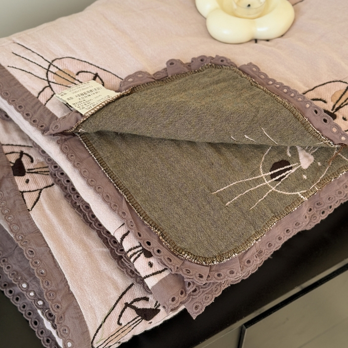 91家纺网 家纺一手货源 找家纺 橙子家居 2025新款韩国泡芙被纯棉五层纱布夏被夏凉被空调被 长胡须喵