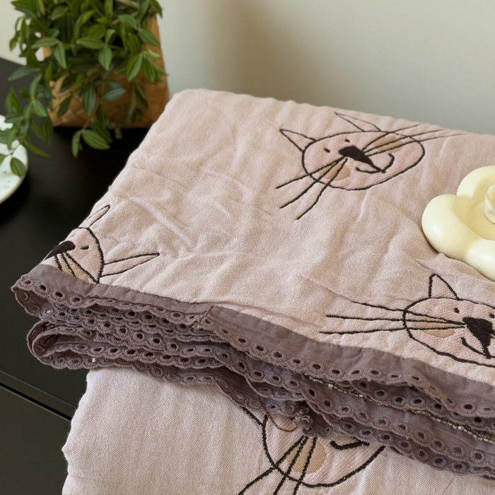 91家纺网 家纺一手货源 找家纺 橙子家居 2025新款韩国泡芙被纯棉五层纱布夏被夏凉被空调被 长胡须喵