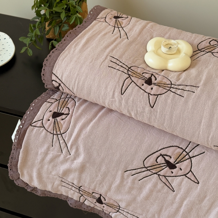 91家纺网 家纺一手货源 找家纺 橙子家居 2025新款韩国泡芙被纯棉五层纱布夏被夏凉被空调被 长胡须喵