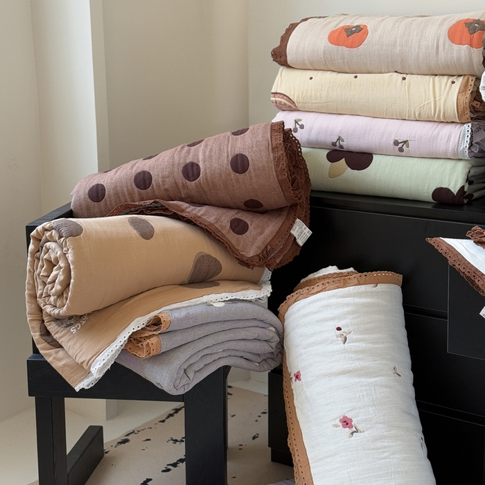 91家纺网 家纺一手货源 找家纺 橙子家居 2025新款韩国泡芙被纯棉五层纱布夏被夏凉被空调被 组合图仅供展示