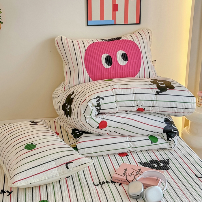 91家纺网 家纺一手货源 找家纺 橙子家居 2025新款双面纯棉夹层新疆棉花数码印花系列床盖单件-单床盖 大眼萌红