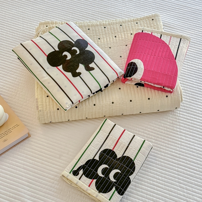 91家纺网 家纺一手货源 找家纺 橙子家居 2025新款双面纯棉夹层新疆棉花数码印花系列床盖单件-单床盖 大眼萌红