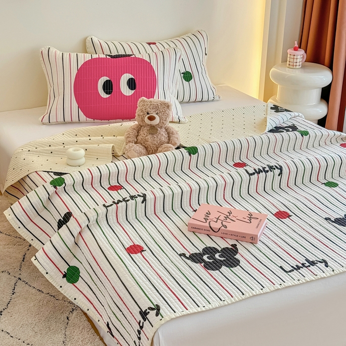 91家纺网 家纺一手货源 找家纺 橙子家居 2025新款双面纯棉夹层新疆棉花数码印花系列床盖单件-单床盖 大眼萌红