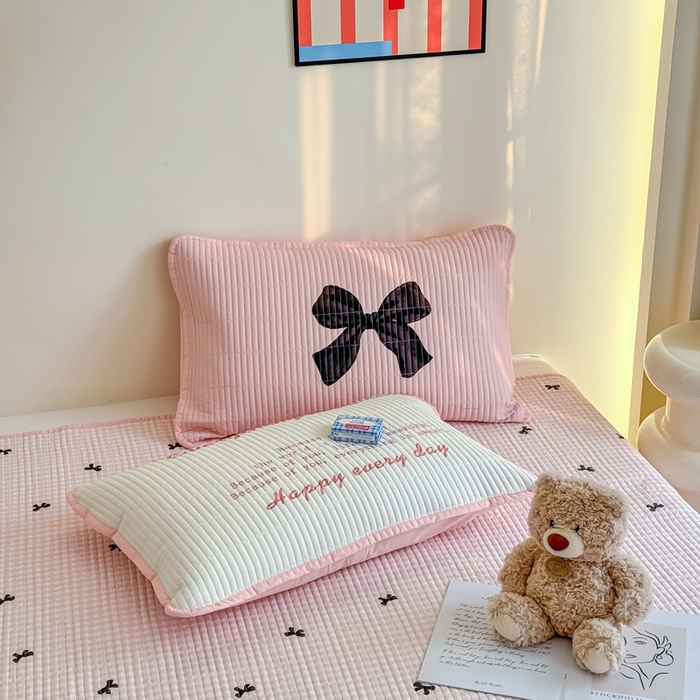 91家纺网 家纺一手货源 找家纺 橙子家居 2025新款双面纯棉夹层新疆棉花数码印花系列床盖单件-单床盖 粉蝴蝶结