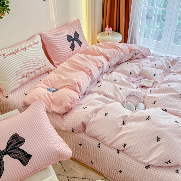 91家纺网 家纺一手货源 找家纺 橙子家居 2025新款双面纯棉夹层新疆棉花数码印花系列床盖单件-单床盖 粉蝴蝶结