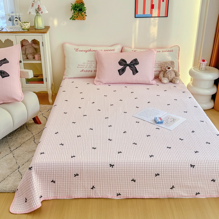 91家纺网 家纺一手货源 找家纺 橙子家居 2025新款双面纯棉夹层新疆棉花数码印花系列床盖单件-单床盖 粉蝴蝶结